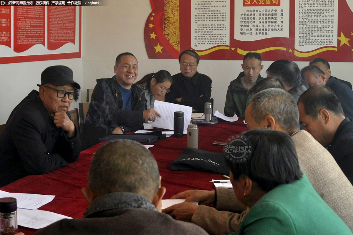      会场上气氛非常活跃，党员们你一言我一语，群策群力，为支部献计献策。