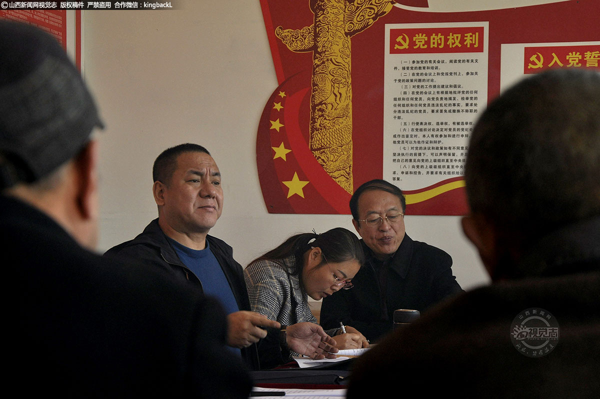      村支部书记用通俗的语言讲述新的两会精神，这样的发言方式在农村很实用。