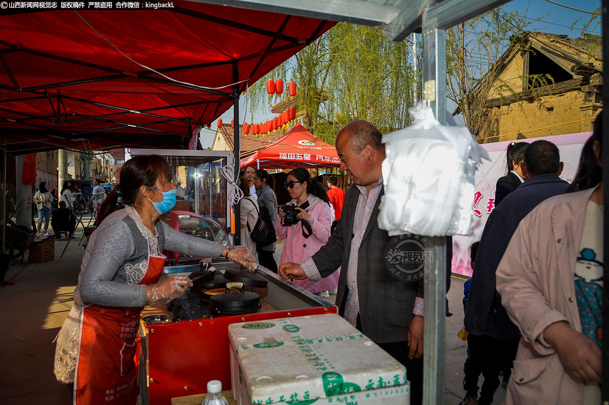      正逢每年一度的乡村旅游节，老曹走上街头走访个体商户，并提醒商户们一定要把好卫生关。