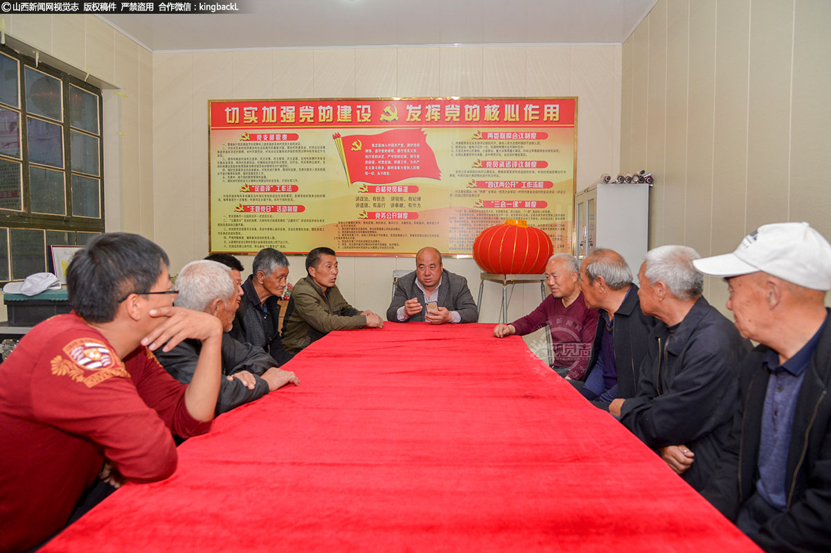      他每天都要组织村党员、干部学习，商讨第二天的工作。