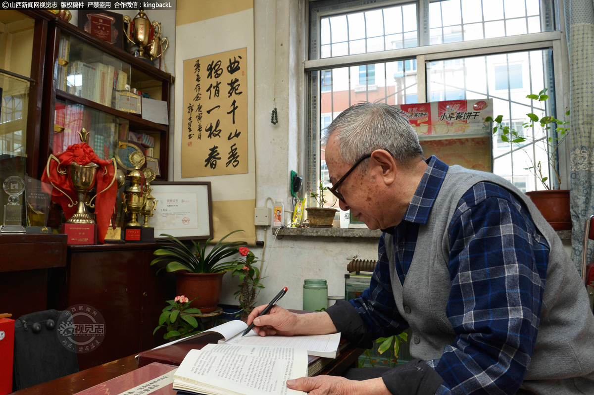      王秀春，热爱文学、痴情曲艺、喜欢音乐、书画和戏剧。图为王秀春在家中创作作品。