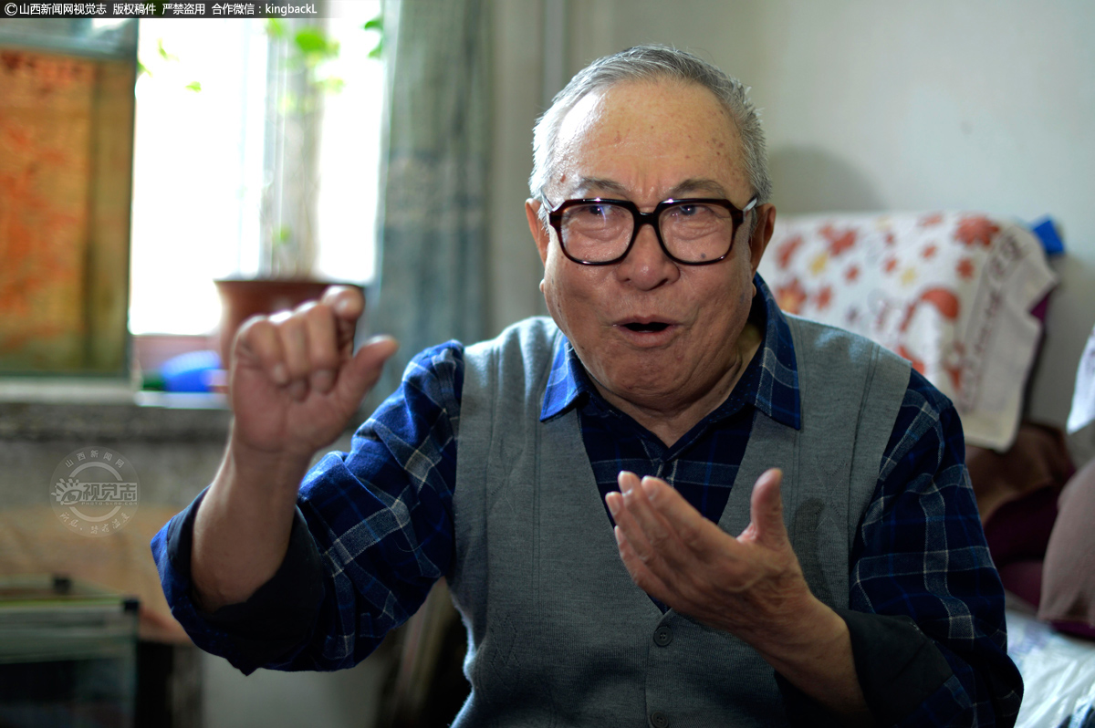      王秀春，今年80岁，太原人，1958年于太原四中毕业后分配在钢铁公司当工人，一直从事业余曲艺创作和表演活动，成为省内外颇有影响的自学成才的工人曲艺家。他在火热的钢铁生产第一线，体验生活，用业余时间写出多篇以工厂生活为背景，紧密配合党的中心工作的曲艺作品，为社会主义精神文明建设做出了贡献。王秀春创作演出数来宝、小品等曲艺作品300多件，有近百件作品曾发表于《曲艺》《天津演唱》《工人日报》《山西日报》及曲艺“精品专辑”“汇集”中。数十件作品在国家级、省部级调演（大赛）中分获高等级奖誉，并在中央电视台及省市电视台录制播出。（■本期摄影：闻进 刘戍梅）