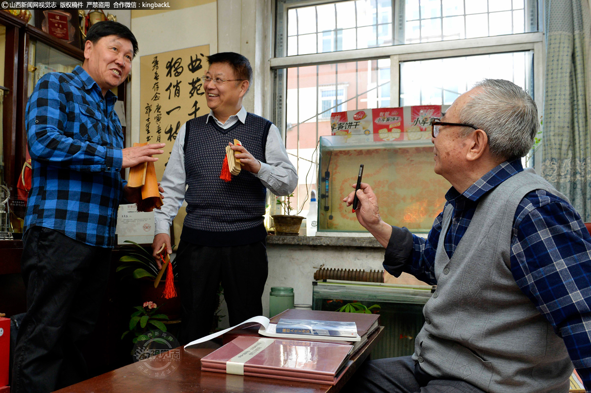      王秀春二十世纪六十年代起便涉足舞台的实践活动，二十世纪七十年代初开始专攻曲艺，尤其是语言类曲艺的创作与表演。王秀春虽然年纪已高，但他仍然经常在家里辅导徒弟们排练节目。王秀春指导徒弟时非常有耐心，经常和徒弟一起说唱，一起表演，十分投入。