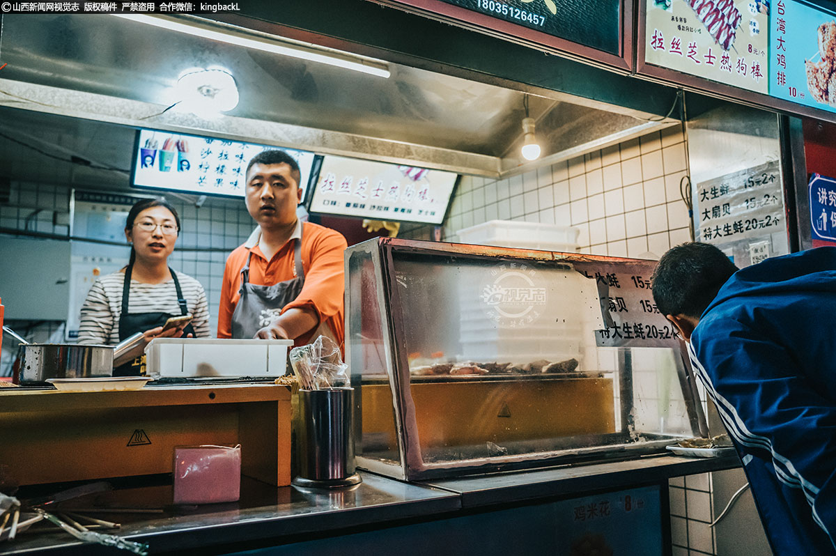      每家小吃的店面都不大，整条街却汇集了众多的美食。