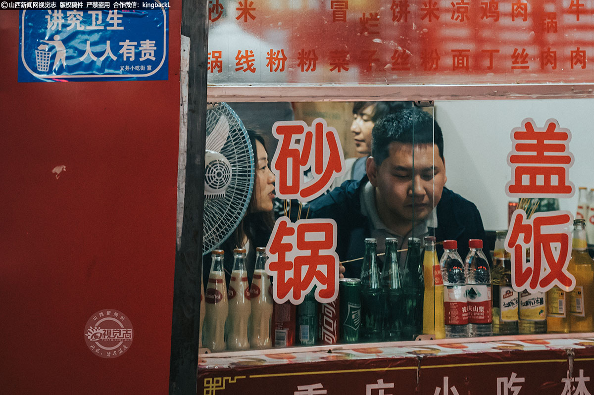      小吃街的美食，除了口感，往往用亲民的价格留住食客。