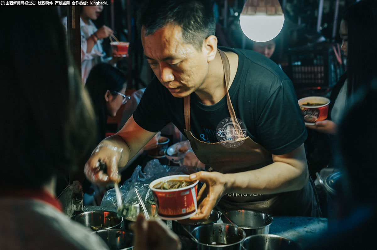      还未走进摊位，臭豆腐独特的气味便扑面而来，引得食客垂涎三尺。