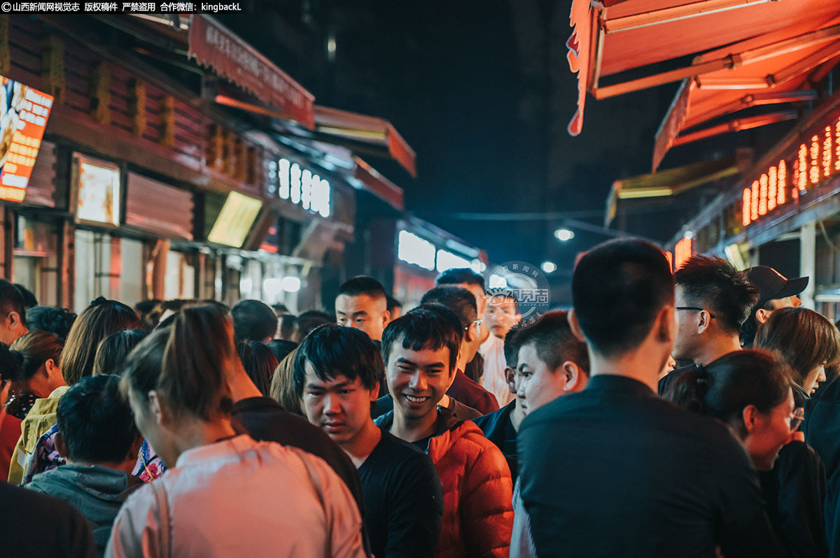      这里早中晚都有美食，只不过夜市是最热闹的，“摩肩接踵”一点都不为过。