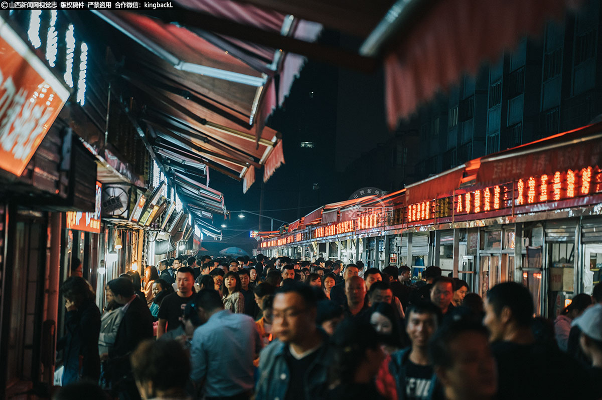      这个烟火气十足、能让你从头吃到尾的美食聚集地，这个熙熙攘攘的义井美食街，这次真的要说再见了！在距义井小吃街东南角150米左右，新建成的义井综合市场已投入使用，目前已有不同品类商铺入驻。不久将来，或许在这里依旧可以吃到记忆中的义井小吃。