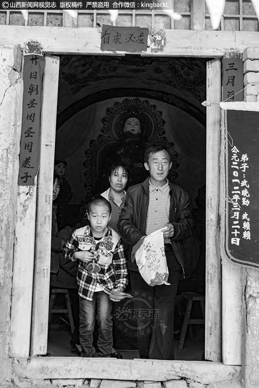      孩子到虚岁12岁时需要“开锁”，让孩子感到自立，摆脱依赖心理，相当于农村的“成人礼”。图为村民王绳富带儿子王学州开锁。