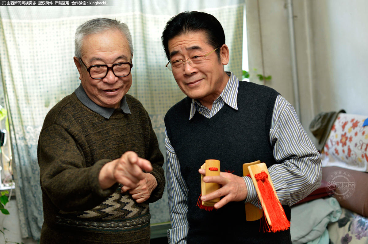     王秀春在与老搭档田宏明互相交流学习。