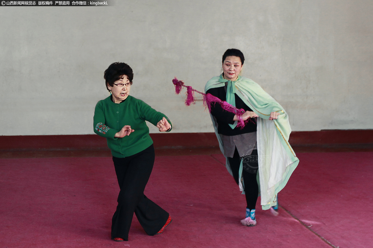      弟子余芳学习趟马，高老师正在纠正不规范的动作。