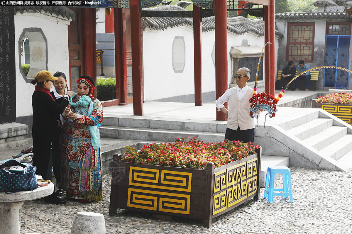      兵器和马鞭拍摄需要外景，选择在碑林公园，两个弟子帮着穿服装，高老师的爱人齐天寿也来帮忙支持这次拍摄工作。