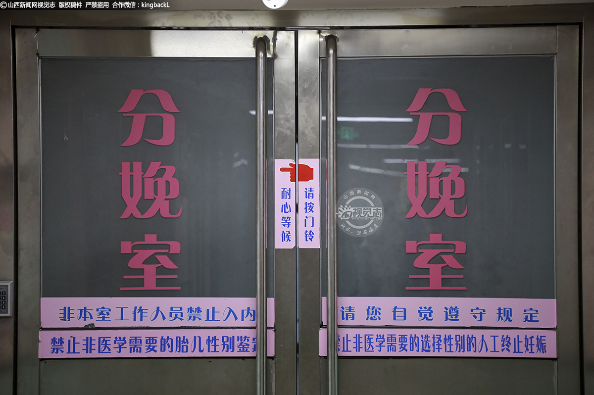      在“5.12”国际护士节到来之际，有这样的一个群体，她们不称为护士也不称为医生，她们却是迎接新生命的天使——助产士。随着国家二胎政策的放开，各医院的产房比之前的工作量加大了许多。摄影师用携相机进入山西省中西医结合医院的产房，用镜头去讲述这个特殊的护理队伍。五月五日为国际助产士日，是国际助产士联合会于1992年5月设立的，旨在突出助产服务是健康和安全妊娠及分娩的关键，属于助产士自己的节日。（■山西新闻网特约摄影师：李勇皓）