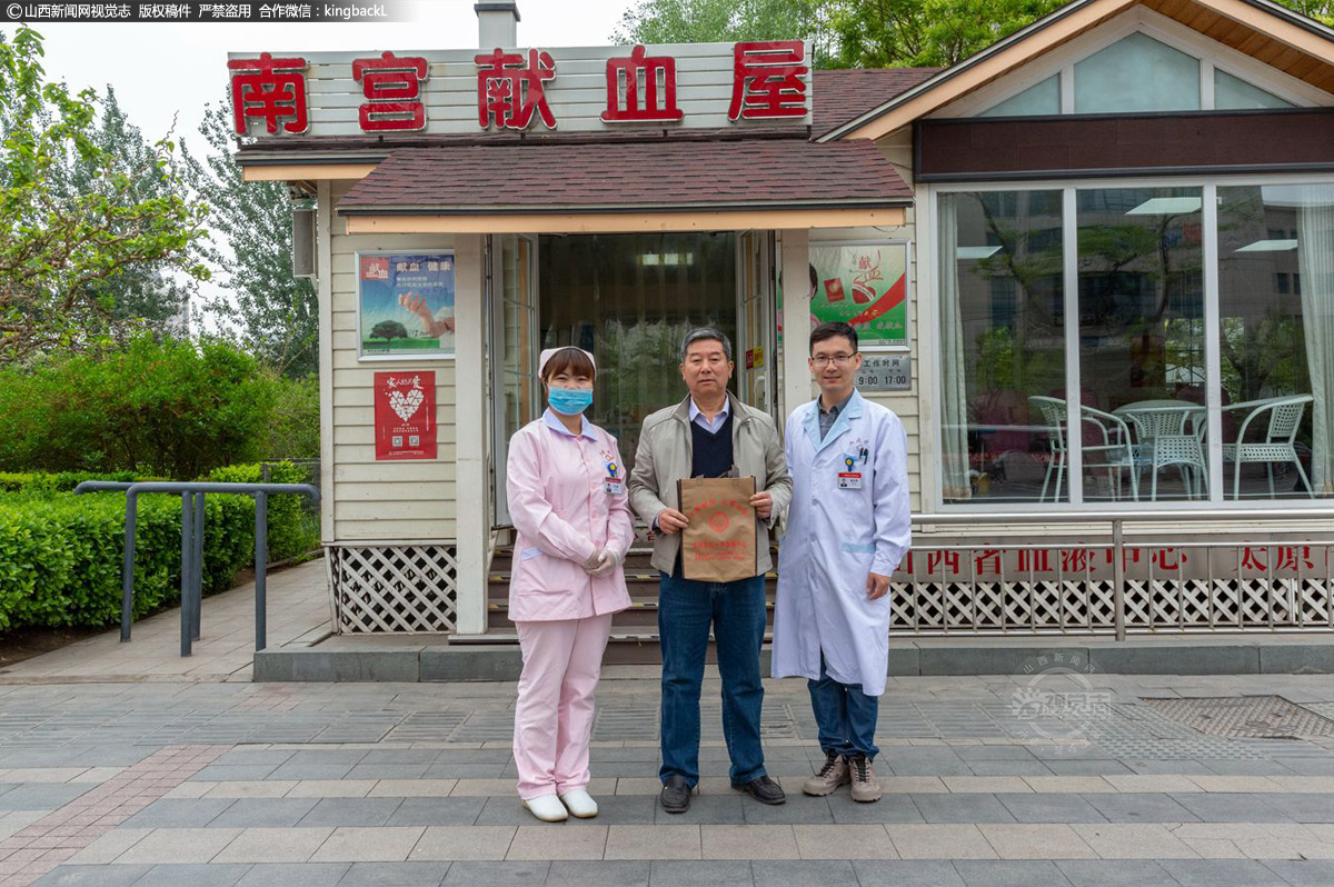      在献血屋前与医务人员合影留念。义务献血的这17年来，他用热情凝聚点点爱心托起生命的朝阳。他心中怀揣着“献出一滴血，救他人之命”的美好希望，一次又一次地撸起袖子，让生命的意义因为这份大爱而变得更加美好。