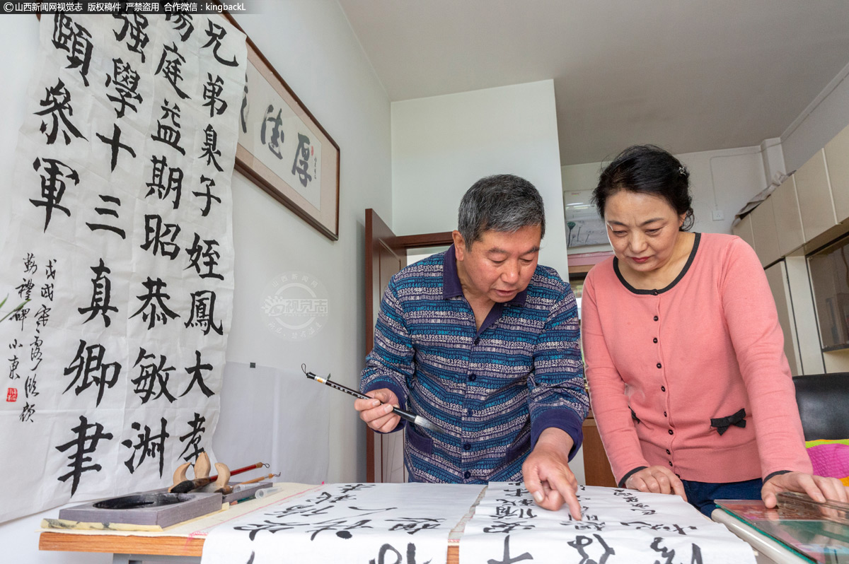      郅向东爱好书法，闲暇时间，会和爱人一起互相交流，外柔内刚的线条都与郅向东、郑秀春夫妇的性格、气质和志趣相契合。