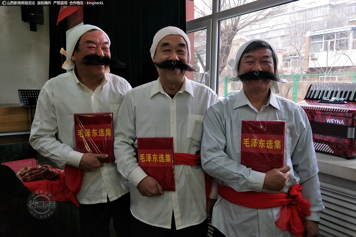      郅向东还经常参加一些老年文艺活动，中老年合唱团是文化养老的最佳选择，演出后仍然意犹未尽。