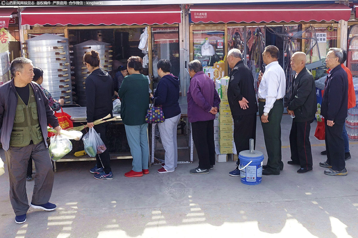      每天馒头店前总是早早就排起了队，附近的居民对孙建文家的馒头赞不绝口。