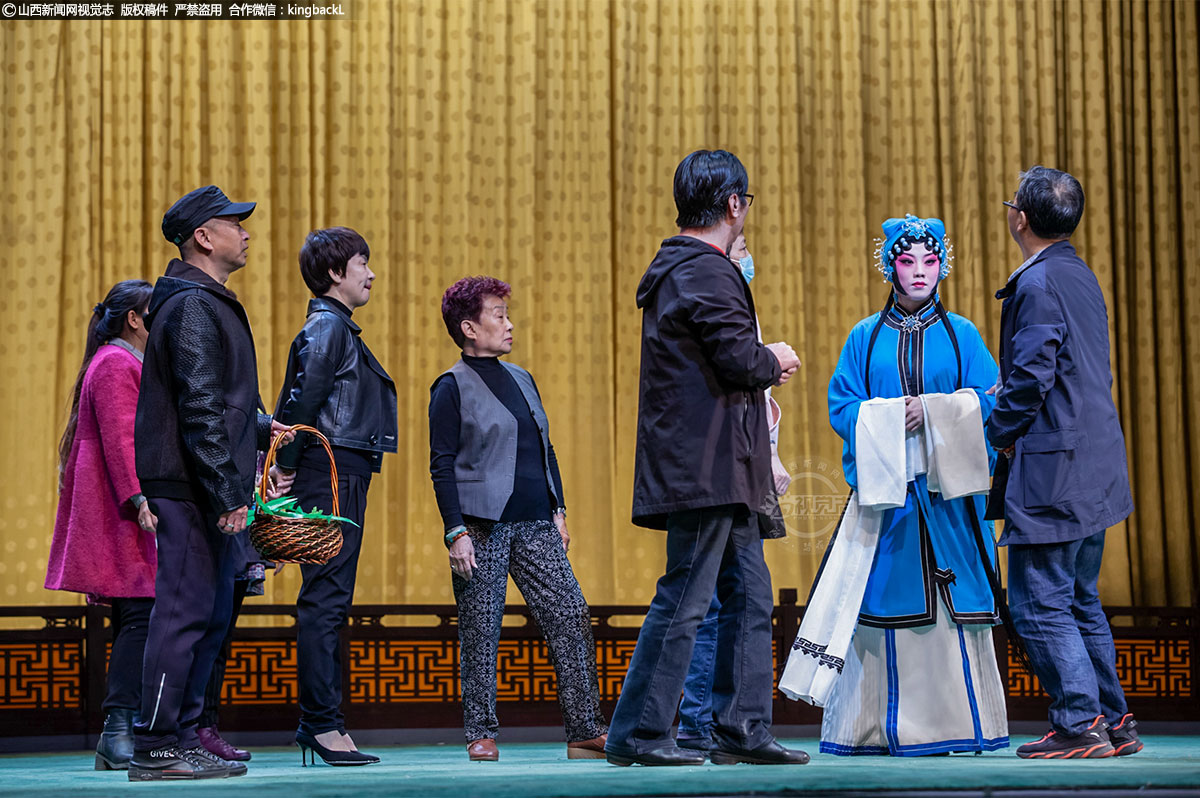      她告诉演员：“在舞台上，唱、念白，要把悲喜人生唱在台词里，一开口，灵魂与身体要轻轻缓缓的分离，你不是你，你就是戏里的人。”
