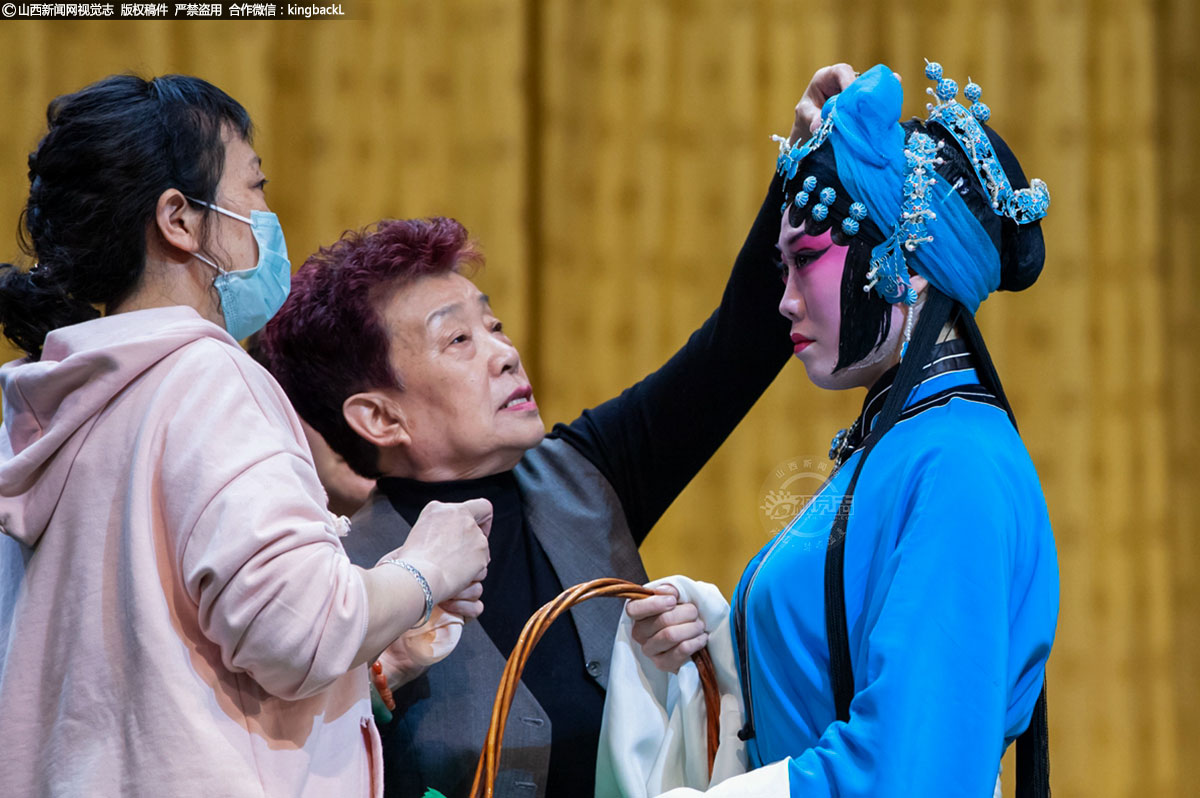      带乐走台、连排、录像中每个细节、每个环节，王爱爱都会去把关。