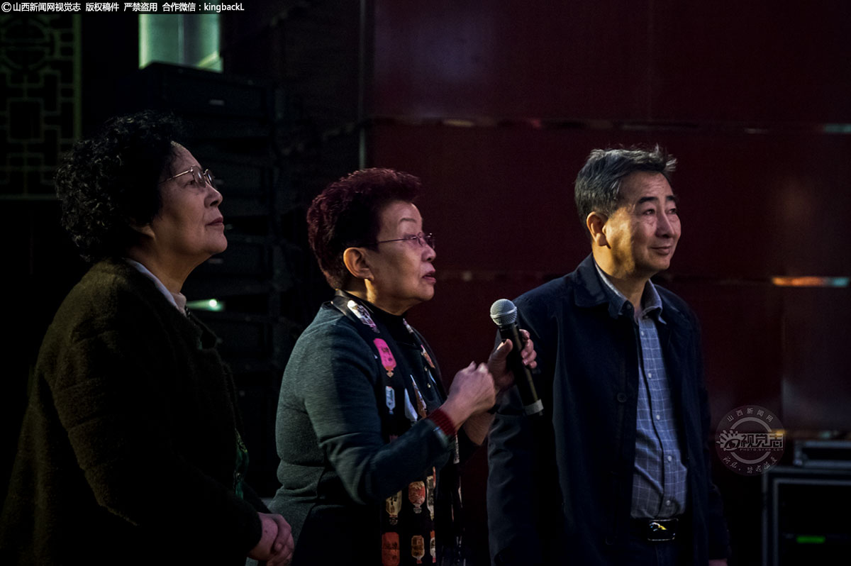      三天的录制时间非常紧张，老艺术家和演员中午吃过盒饭后，便又开始了录制工作。