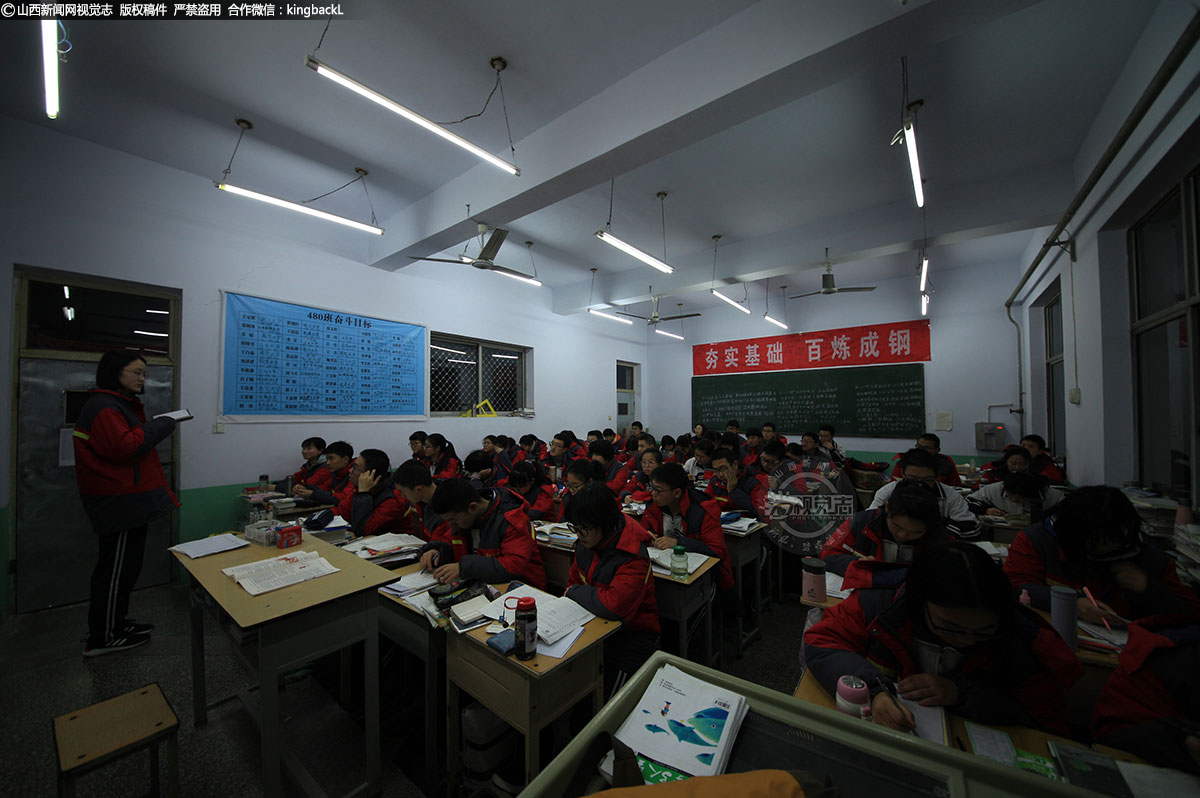      中国高考，举国上下，亿万人瞩目，关乎中国学生和家庭的未来，犹如一场旷日持久的“战争”。为了考上心仪的大学， “起得比鸡早，睡得比狗晚”，是很多高中生生活的真实写照！本期摄氏度，是一位特约摄影师记录的儿子高考前后的影像及自己的感想，因为真实，所以震撼；因为辛苦，所以感悟。（■山西新闻网特约摄影师：吕青月）