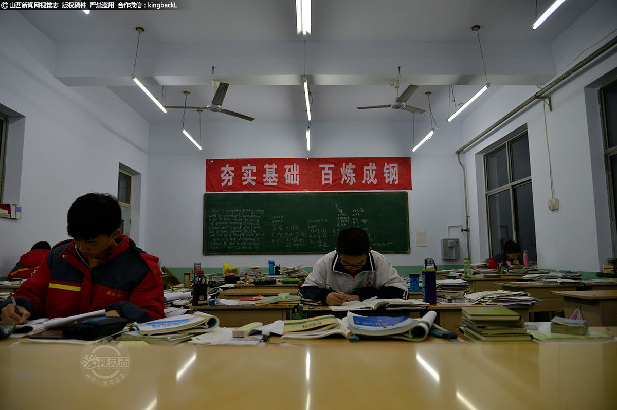      “周末调休，你周围的孩子们大多回家了，可是你决定再自习一会儿，老爸看在眼里，疼在心里。”