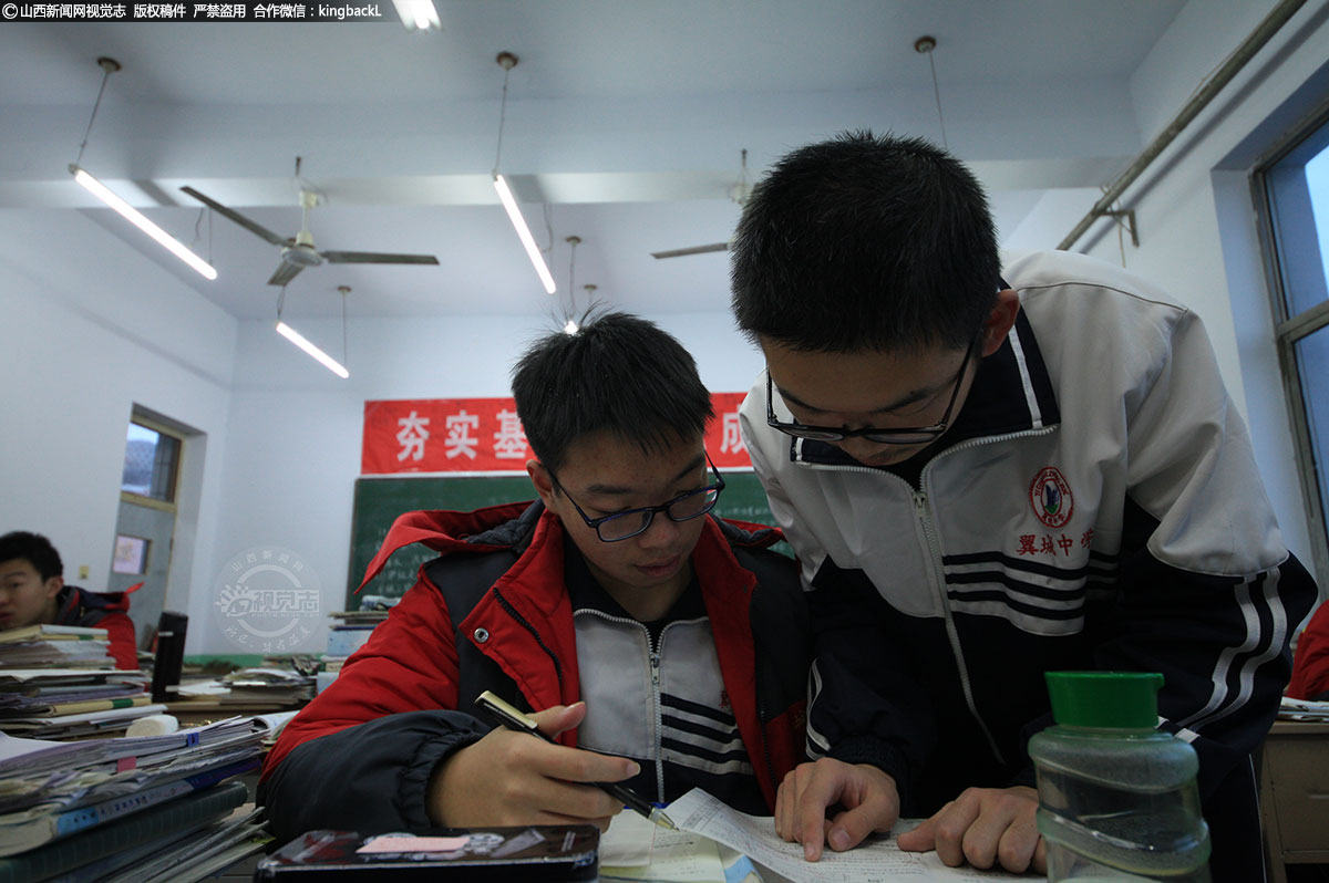      “下自习短暂几分钟的时间，还要和同学讨论解题方法。”