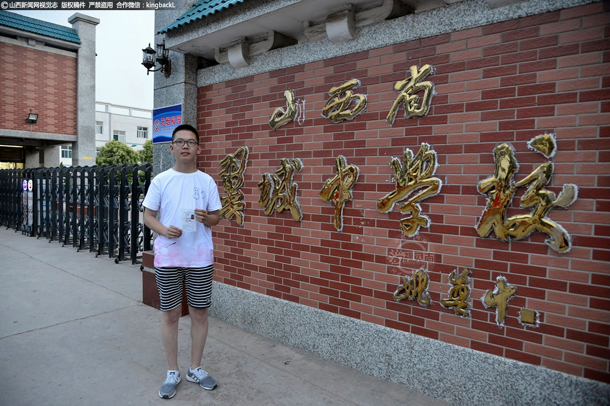      “今天你拿到了参加2019年高考准考证，我想对你说，高考是你的人生转折点之一，是大学招生的试金石，志者战高考，惰者畏高考，高考考的不仅仅是那一道道题目，背后考验着你的勤奋还有心理素质。”
