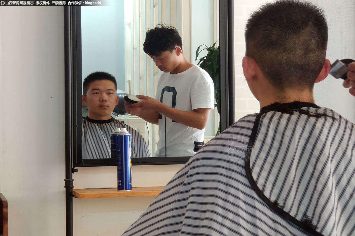      理发洗澡，轻装上阵，迎接高考。