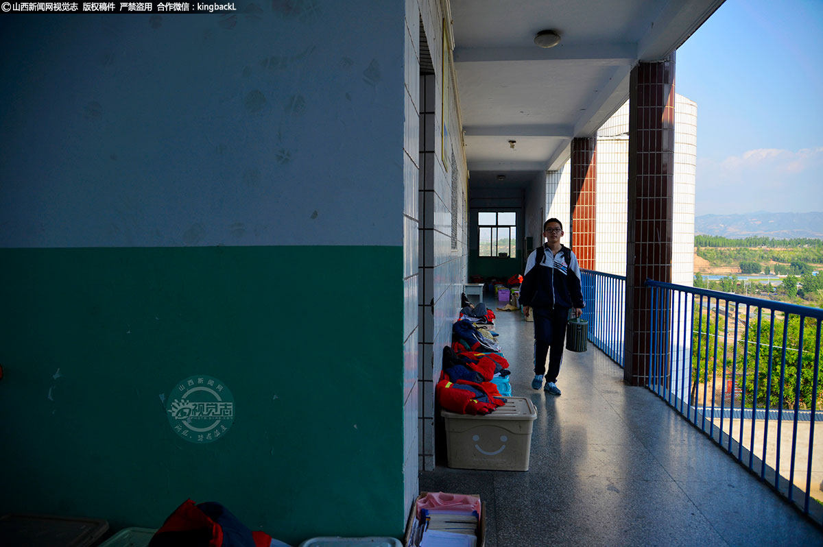      “周末调休，看着你自信满满的走出教室，老爸给你点赞。”
