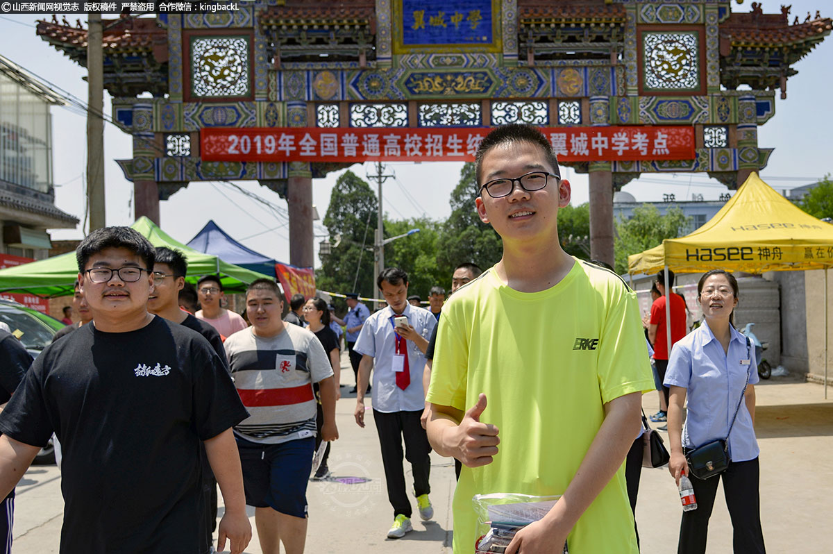      “2019年6月7日，看着你自信满满的走出考场，这一刻的我，不问成绩，不问结果，已经拼尽全力的你，就是好样的！”
