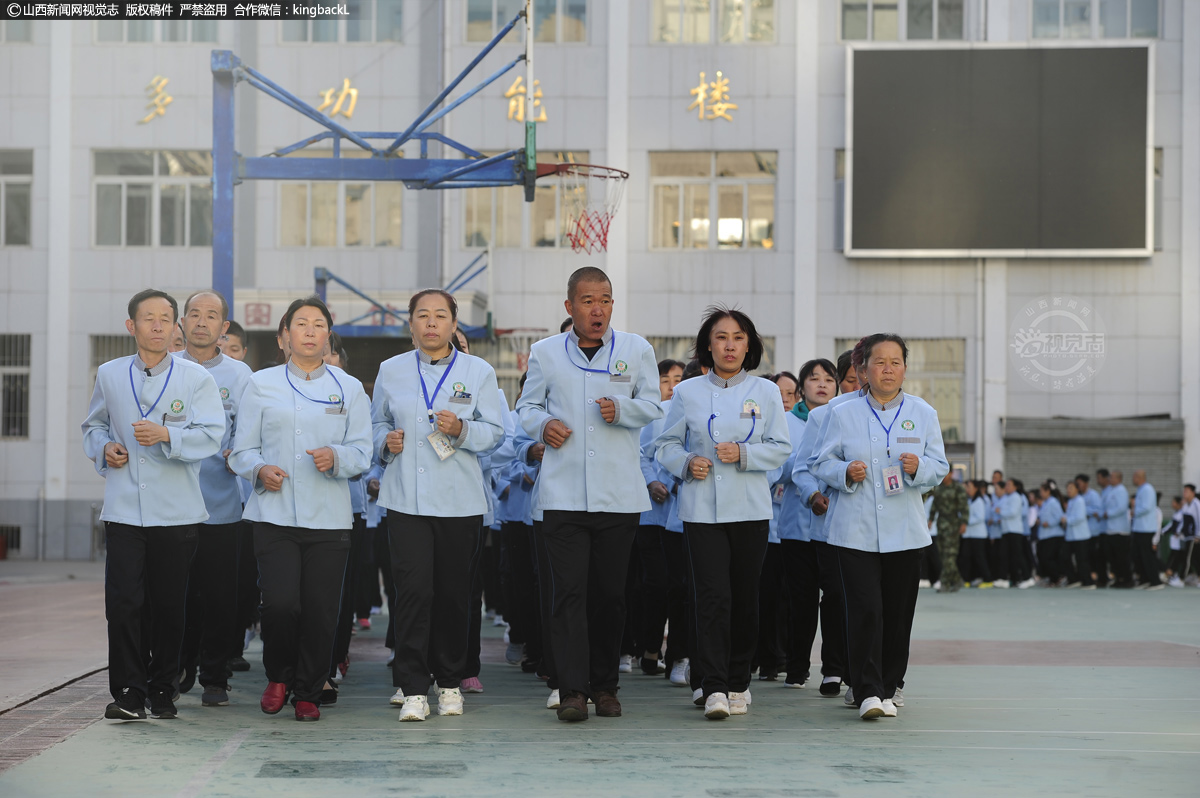      吕梁作为全国14个集中连片贫困地区之一，贫困人口多，富余劳动力多。“十三五”期间，吕梁市力争完成6万护工护理和家政培训就业，着力打造“吕梁山护工”特色劳务品牌。今年45岁的闫泽龙是离石区坪头乡鹏凤山村的贫困户，闫泽龙平日里靠打工维持生计，妻子胡秀龙是典型的“三转婆姨”，大儿子闫志涛今年20岁，在青岛渔场打工，17岁的小儿子闫志强目前跟他同校上学，眼看着两个儿子快到结婚的年龄了，没准备好彩礼钱的闫泽龙夫妇心急如焚。这两年，看到亲朋好友参加了吕梁山护工培训后“一人就业 全家脱贫”。他也动了心思，鼓动妻子一起走出大山，成为吕梁山护工第24批学员。吕梁山护工培训周期为40天，其中在校理论实操培训30天，家政公司实训10天。5月9日起，闫泽龙夫妇和其他学员，将在吕梁卫校接受为期一个月的集中培训，培训内容包括养老陪护、病患陪护、家政保洁等技能培训。