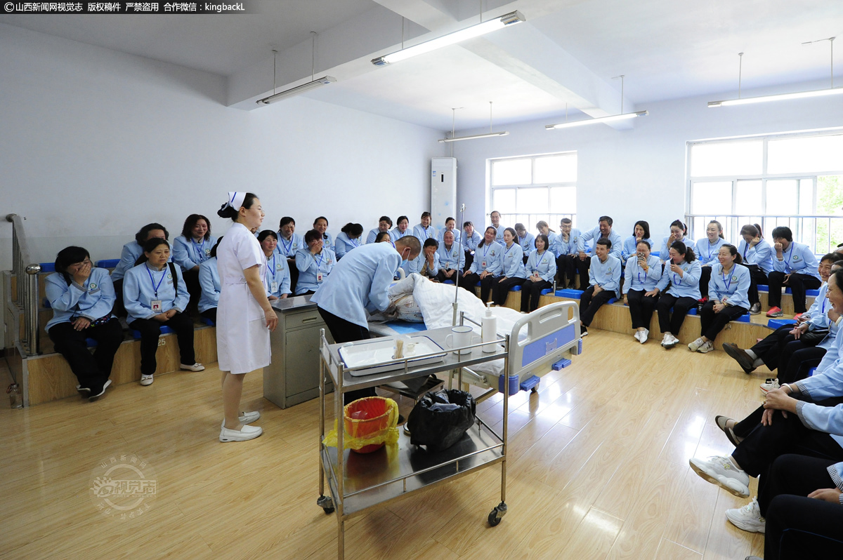      九点五十，第三节课学习灌肠。闫泽龙进行灌肠实操，实操过程中需要跟“病患”交流，闫泽龙一个人对着模具自言自语地交流，引得大家窃笑不已，但他出色地完成了实操，博得了大家的掌声和赞许。