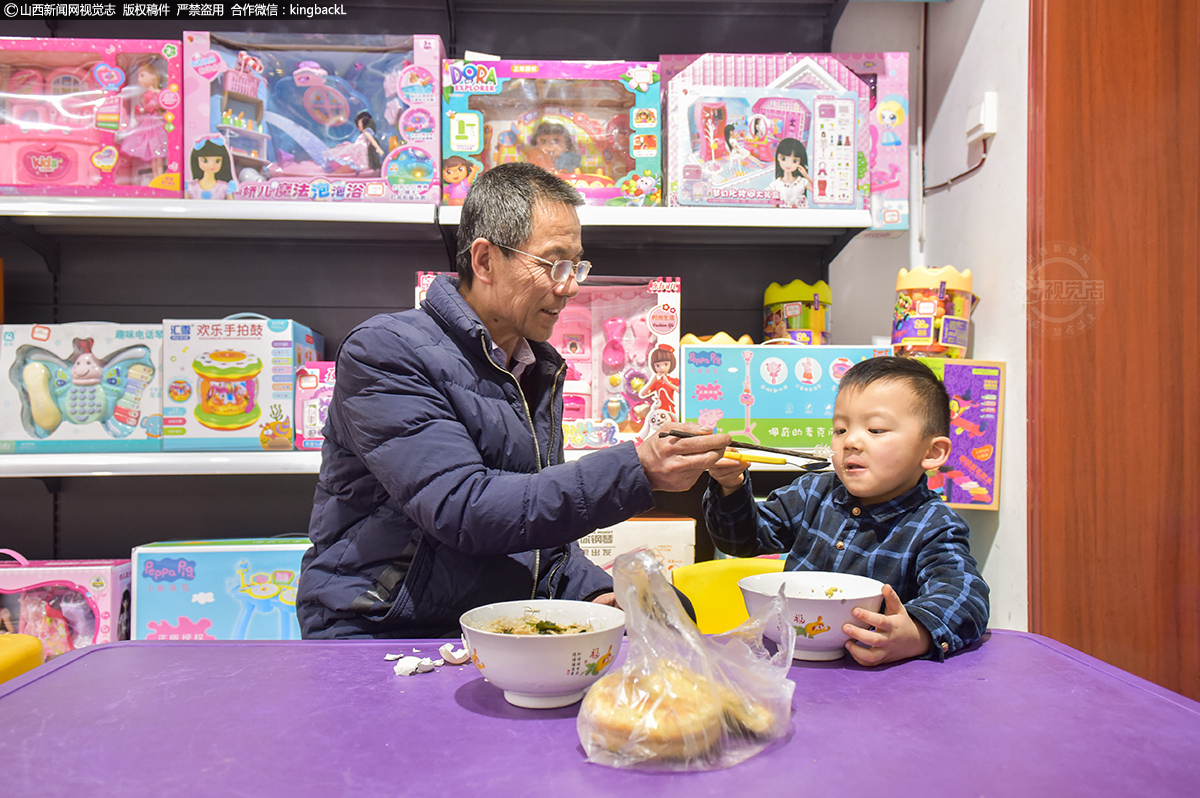      到了店里，小宝爷爷早已准备好早餐，小宝很乖的不让爷爷喂饭，坚持自己吃。小宝爷爷说看到丽君每天蛋糕屋忙，自己在村里也没什么事做，就主动住到儿子家，帮忙看看孩子，接送孩子上下学，送送蛋糕。