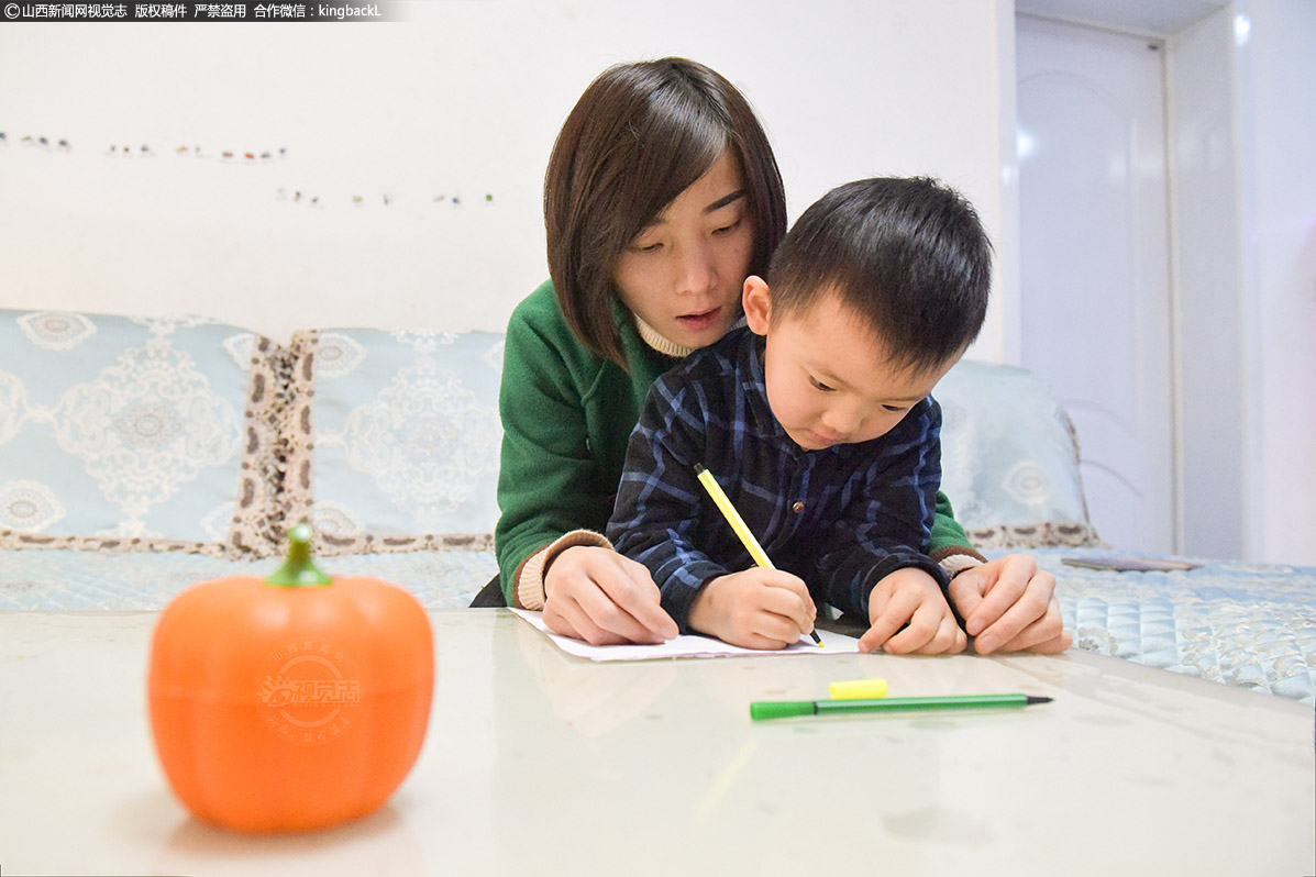      丽君虽然有些累，但她还是陪孩子写写字，讲讲故事。小宝会把在学校学到的东西展示给妈妈看。丽君说这时候感觉再累，心里也是甜的。