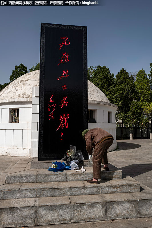      他家离长治市烈士陵园很近，他经常来这里做一些清理工作，以此来祭奠先烈。