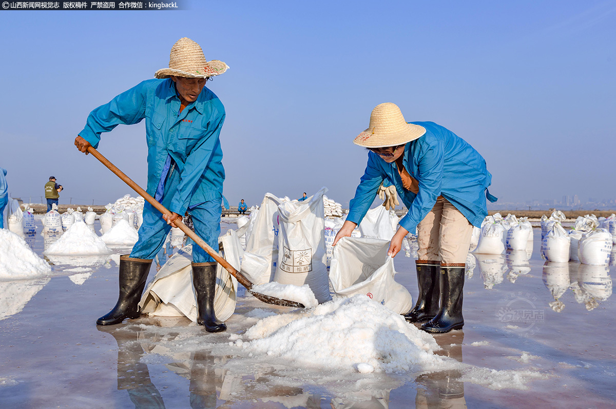      但是由于掌握古法产盐这门技艺的人越来越少，上世纪80年代后期运城盐湖逐渐停止大规模产盐。