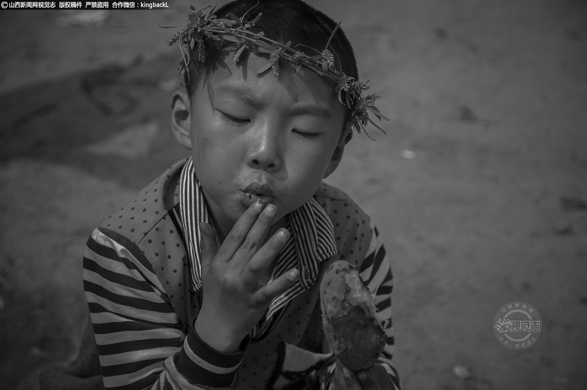      烫得左手倒右手，仍旧不愿放下，肚子也赞许这种做法。