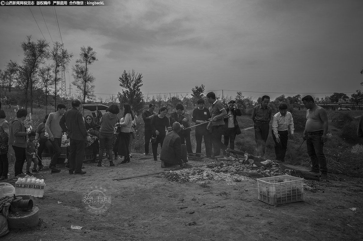      在盛产土豆的地区，几乎虽然人人都会烧山药，但敢拿出来当成生意做，让挑剔的食客品尝，总是有着岁月沉淀的纯熟手法。
