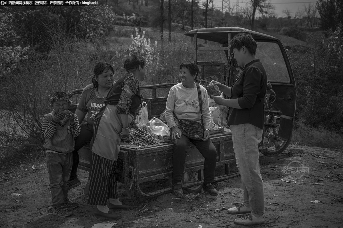      如今，大人、孩子的零食伴着巨大的商机铺天盖地，但相比起儿时的烧土豆，任何零食都显得稚嫩，儿时的烧土豆成为刻在很多人记忆中最早的零食，那种美味从未被后来者冲淡。
