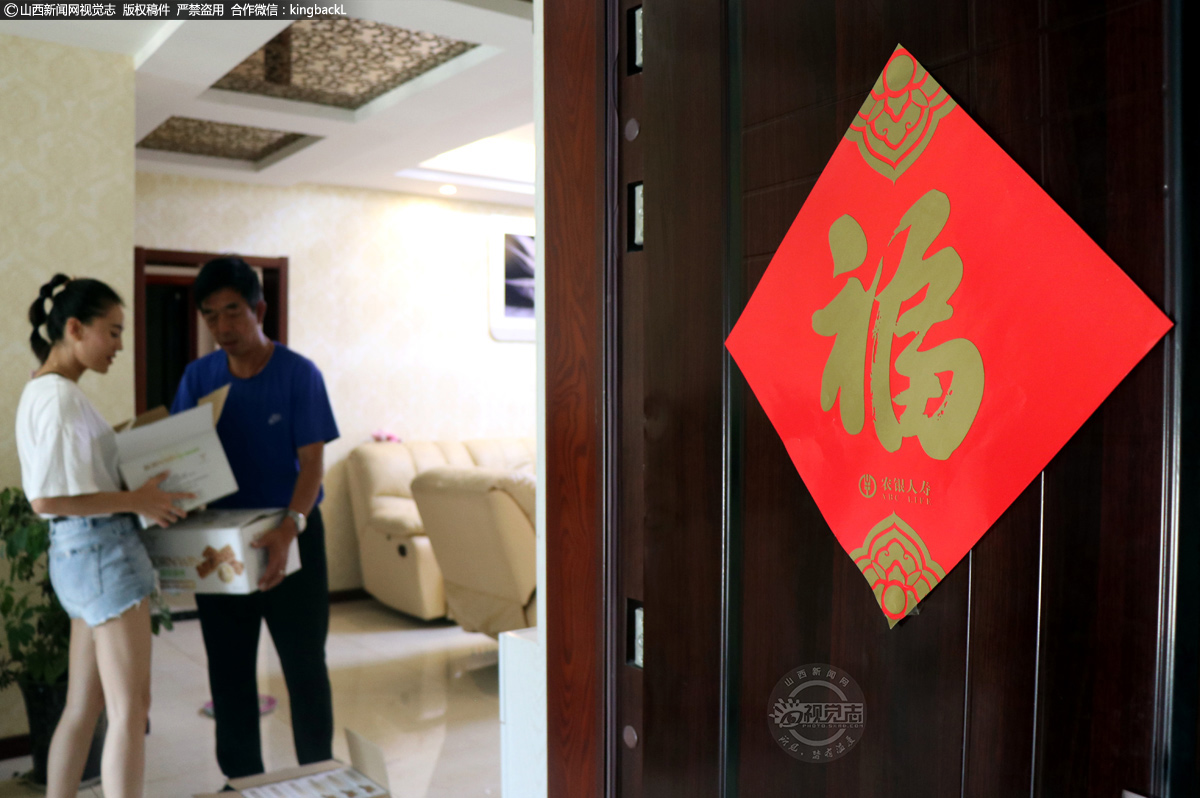      中国式的父亲总是习惯让自己承担最重的部分，采访的当天，恰遇父亲节，荆娜的爸爸依旧像往常一样帮助她整理发货。