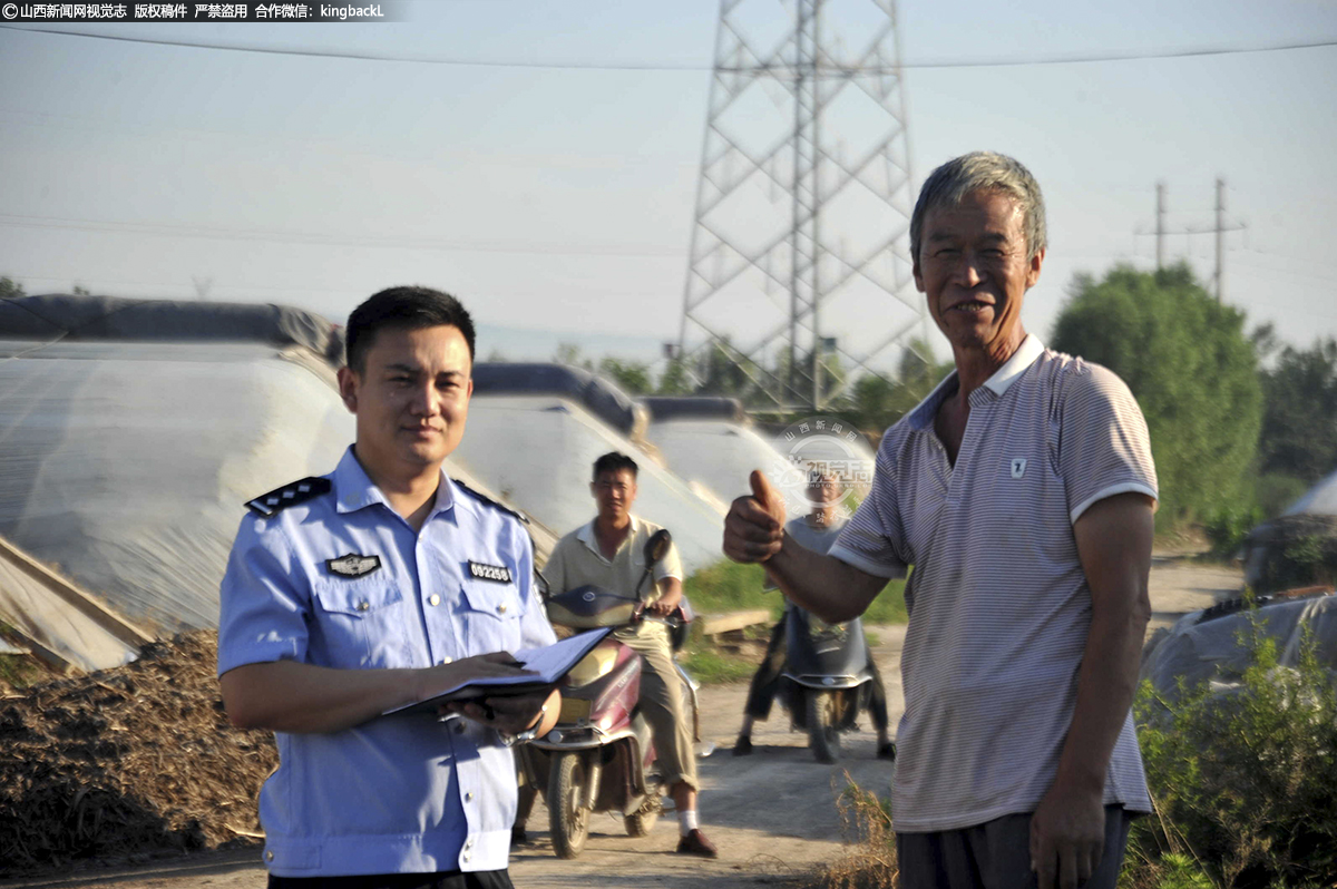      在山西运城市新绛县古交镇永丰庄村，“一村一警”古交派出所青年民警文立国在巡回田间地头、入户走访农家大院时，在宣传扫黑除恶、防范电信诈骗等警情中，听到老百姓夸奖最多的话就是“现在村里社会治安好多了！多亏了你们”。
这是当地一村一警平安持久战中的一个缩影。（■本期摄影：高新生）