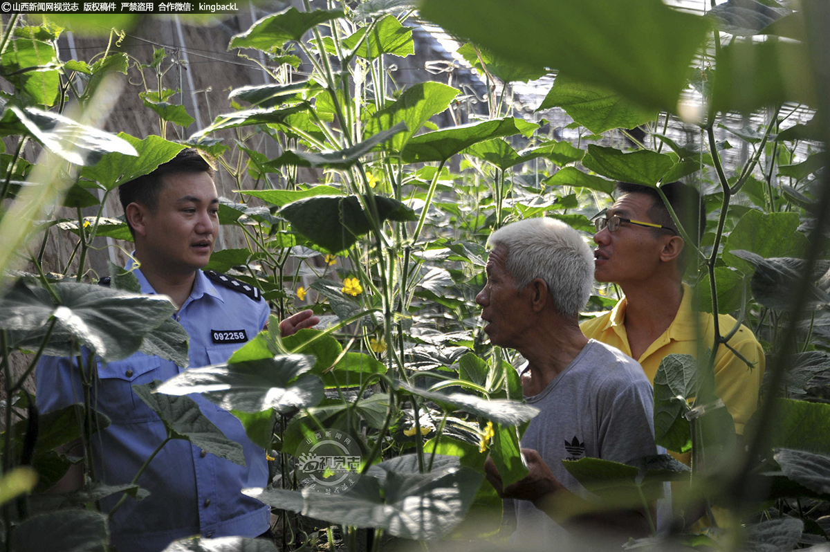      民警文立国在永丰庄村果蔬基地走访，并向村民朱黎明和家人宣传防诈骗“五要”注意事项。