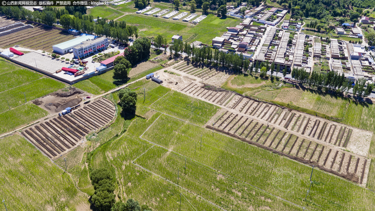      白文镇秦家坪是刘学亮蚯蚓养殖的第一基地，画面中规模较大的基地是在他的规模效益下，周边群众发展起来的。