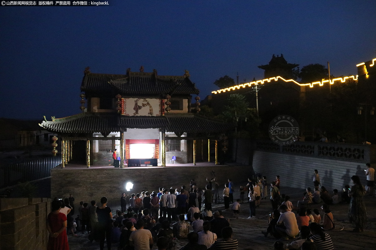      近日，在国家级历史文化名城新绛县的古乐楼，上演了一场古色古香的皮影戏。新绛县绛州皮影是省级非物质文化遗产，是山西皮影南、北两大派系的南系代表之一。对于大多数人来说，皮影是他们的记忆，在炎炎夏日里，回忆着美好童年，而对于演绎的人来说，手中的人物是千年的历史，是文化宝库中一颗灿烂的明珠。（■山西新闻网特约摄影师：孙立民）