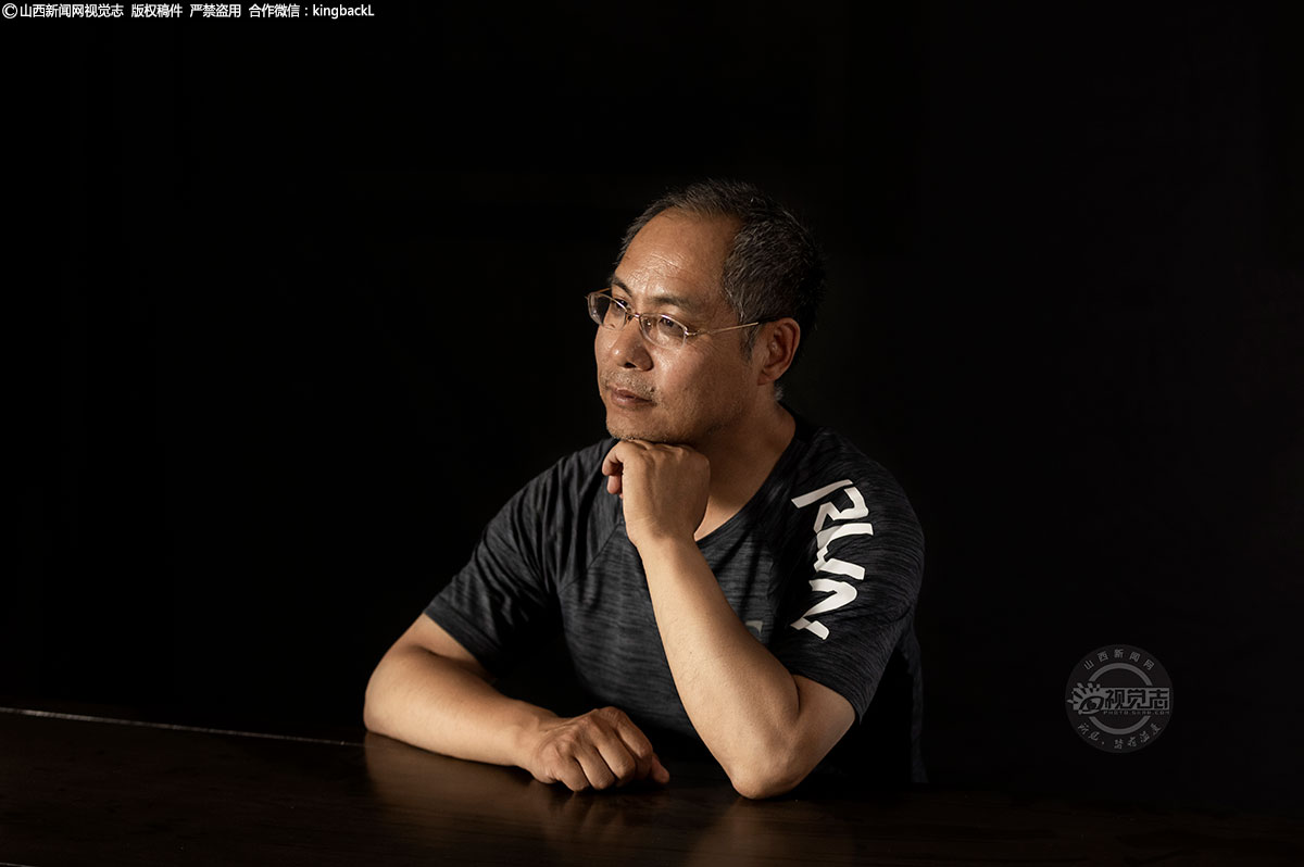      薛建人，阳高县文联剪纸协学会长。三十年前结婚的时候，爱人想在简单的洞房贴一幅龙凤呈祥的剪纸窗花，但他寻遍了整个县都没有买到满意的剪纸。这么简单一个心愿眼看无法实现，于是他打算亲自剪一幅，这样不但了却了爱人的心愿，而且更有意义。于是他拿起剪刀硬着头皮完成了自己的第一幅“作品”，虽然稚拙，但也给了爱人一个惊喜。从此薛建人与剪纸结缘，一路传承三十年。（■山西新闻网特约摄影师：包扩）