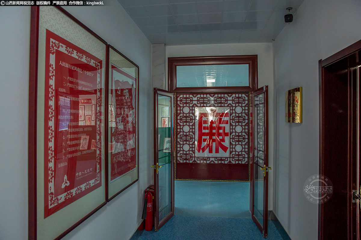      中国人民银行阳高县支行用薛建人的剪纸作品布置廉政展厅，用艺术的形式宣传从严治党，加强廉政建设。