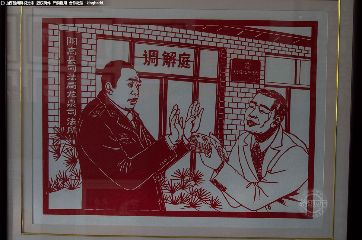      剪纸蕴涵了丰富的文化历史信息，表达了广大民众的道德观念、实践经验、生活理想和审美情趣，具有认知、教化、表意、抒情、娱乐、交往等多重社会价值。