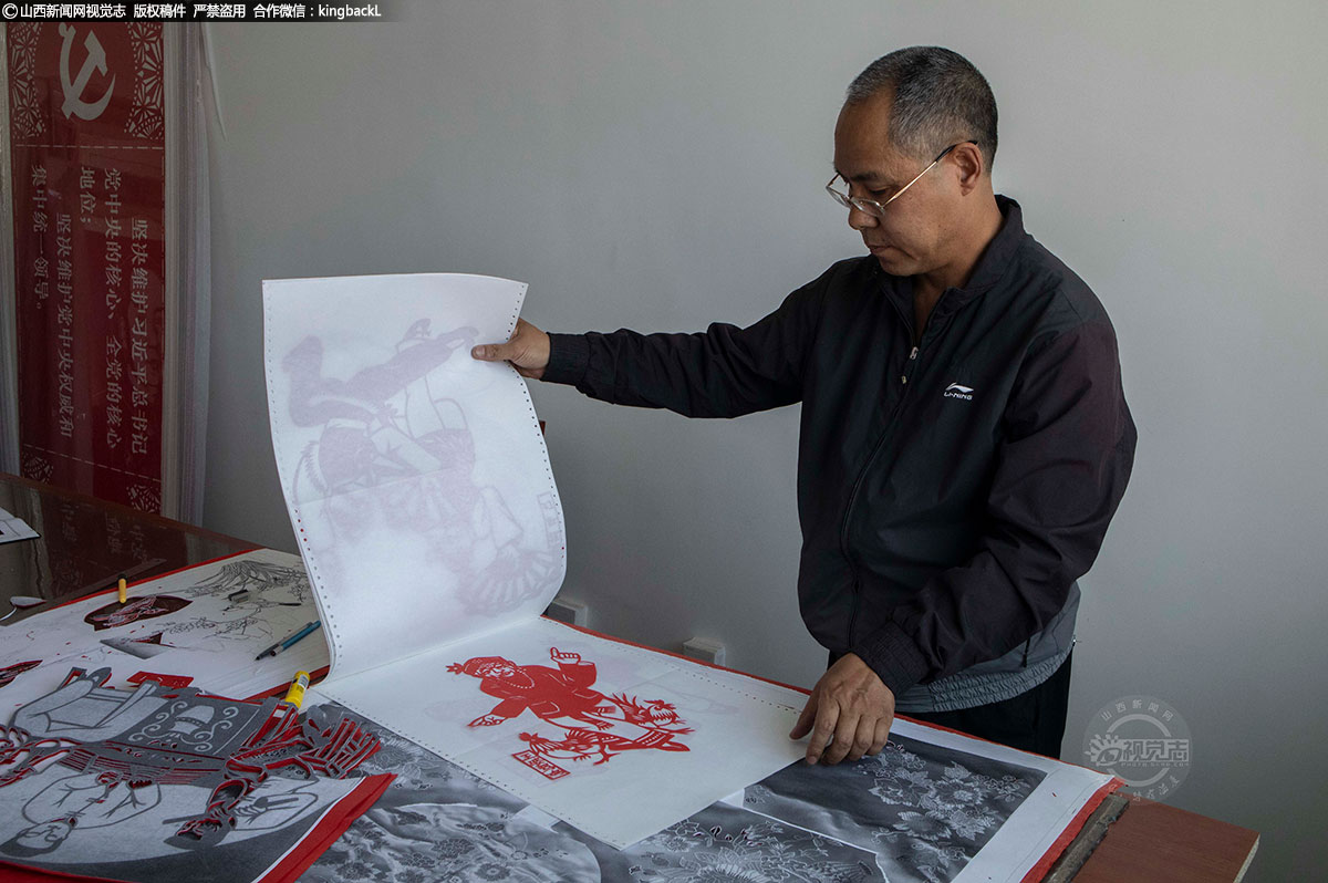      后来薛建人到阳高县人民银行工作后，依然对剪纸不离不弃，工作之余专心传承民间剪纸艺术，创作出很多艺术作品，尤以花鸟、人物，以及各种喜庆主题为擅长。