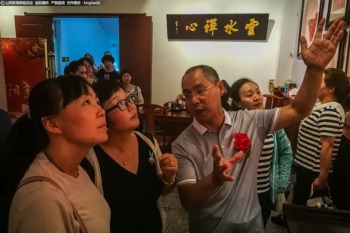      2019年7月15日，薛建人剪纸作品在阳高县云林书院举办专题艺术展，赢得广大剪纸爱好者的关注，观展者络绎不绝，图为薛建人为观展者悉心解读，宣传剪纸艺术。